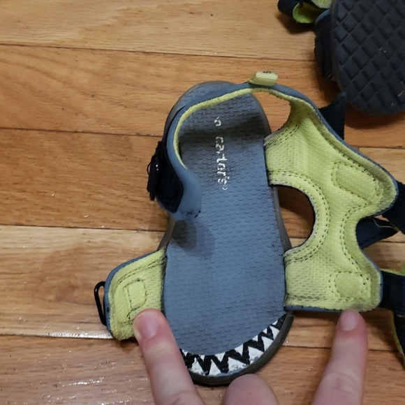 Carter's size 6 shark light up sandals - Picture 3 of 5
